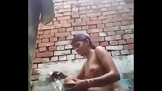 Une indienne se lave comme elle peut