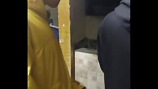 Negr&atilde_o cafajeste passa atr&aacute_s sem d&oacute_ de branquela distra&iacute_da