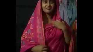 गुलाबी साड़ी में बहुत शर्मिली