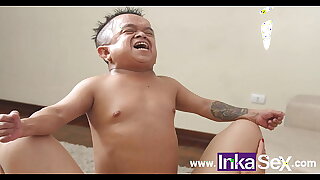 Jorgito el Guayaco enano se disfraza enga&ntilde_a y se folla a Milf latina de grandes tetas delante de su esposo