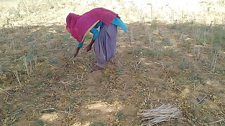 देसी इंडियन ब्वॉयफ्रेंड ने खेत में काम रही उसकी मस्त चोदा